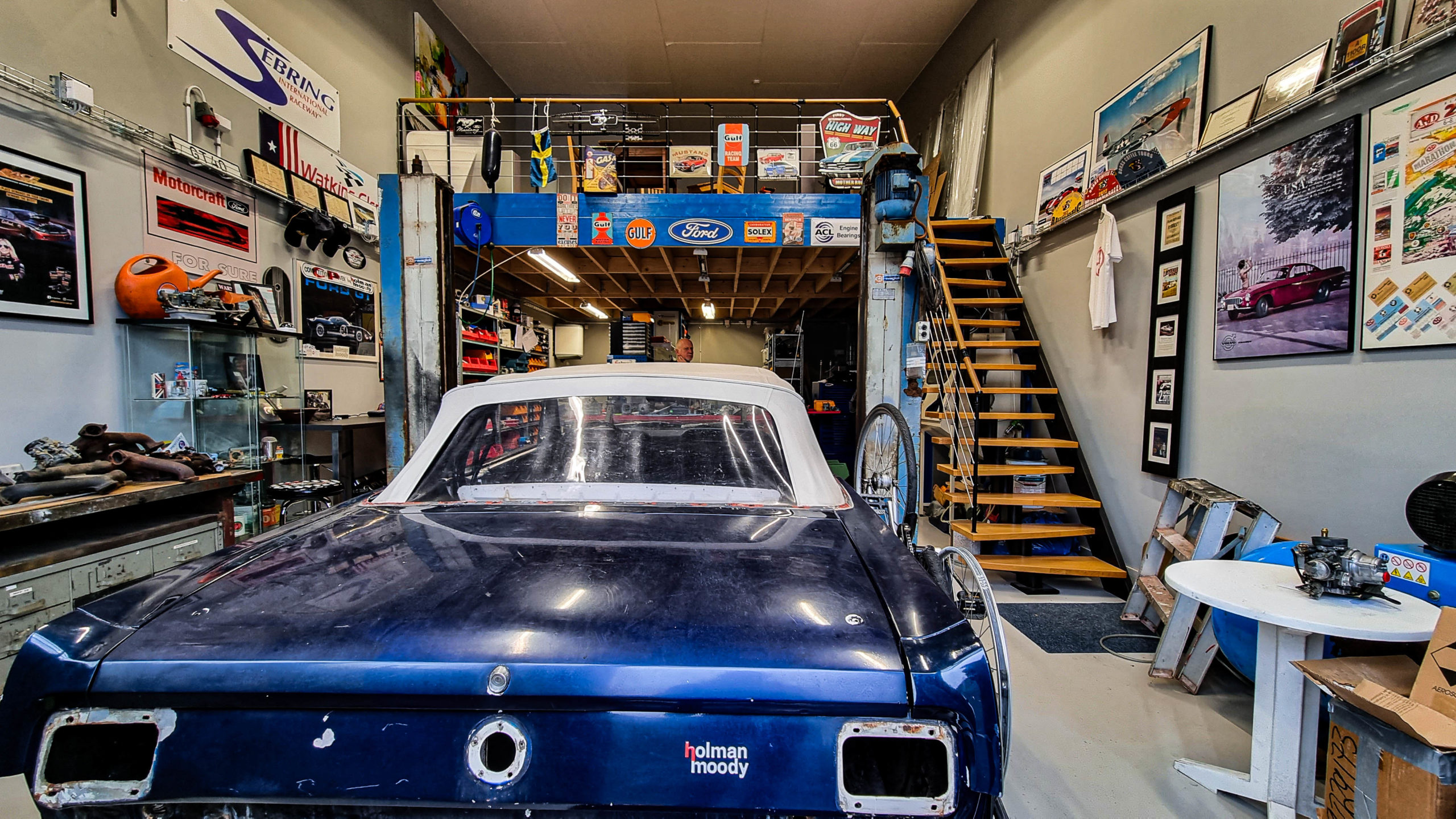 Att meka i ett eget garage är få förunnat eftersom garaget har en tendens att bli överfullt.